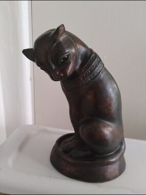 Heavy Sitting Cat Statue Decor (Material Unknown)